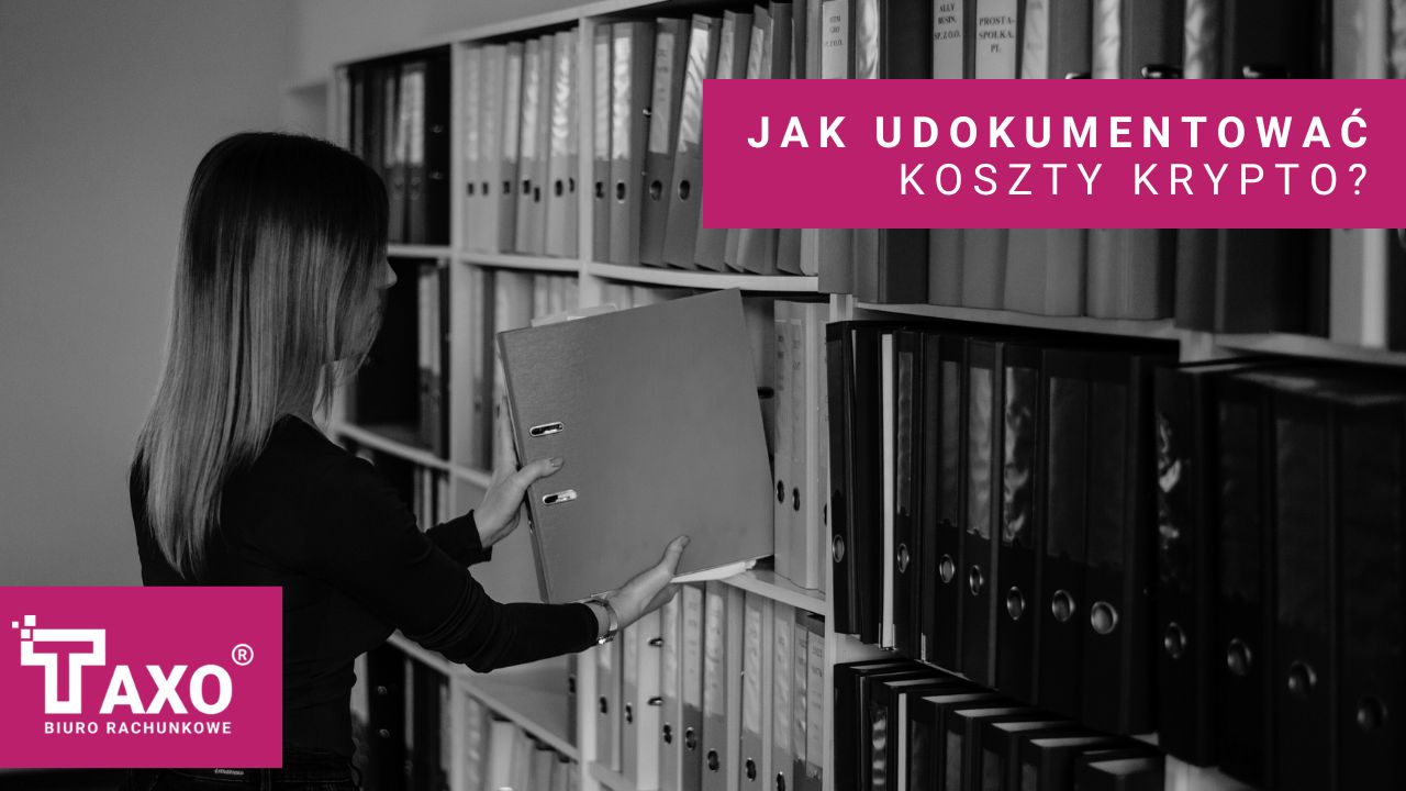 Pracownik biura rachunkowego TAXO stoi przy regale z segregatorami i szuka informacji o tym jakie koszty dotyczące kryptowalut są w praktyce akceptowane przez urzędy skarbowe