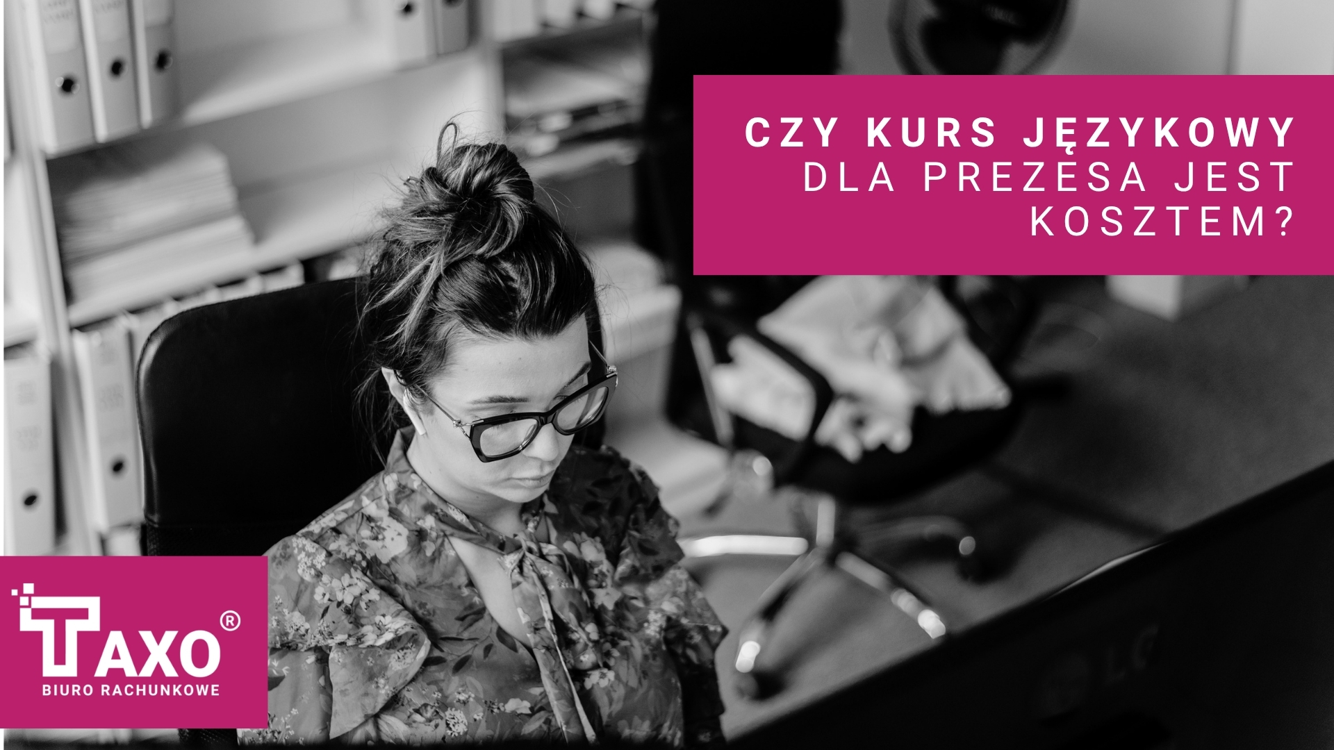 Pracownik Biura Rachunkowego TAXO sprawdza czy kurs językowy dla prezesa zarządu może być kosztem dla spółki. W tle widać biuro: fotel biurowy oraz półki na których stoją segregatory z dokumentami księgowymi
